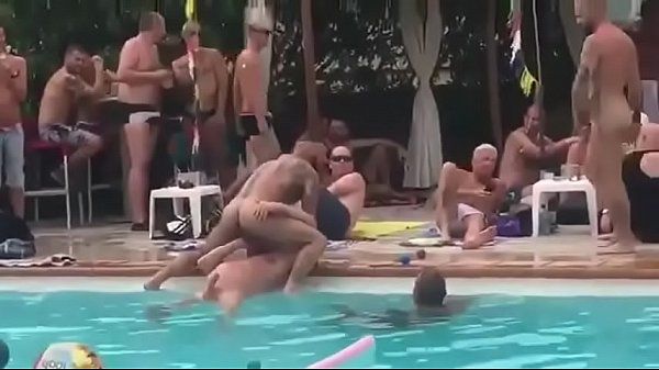 Gay tube mostrando dois amigos se fodendo em festa na piscina