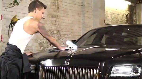 Putinho gostoso lavando o carro e fodendo com namorado