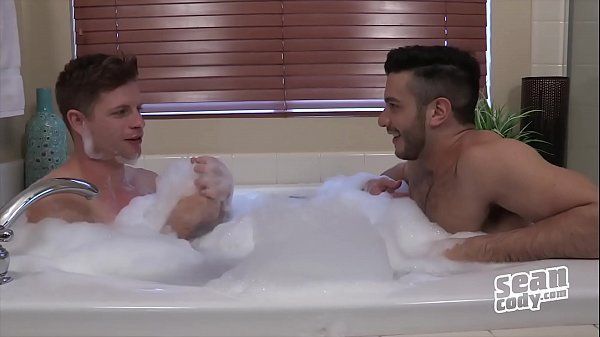 Sexo gay na banheira mostra melhores amigos se chupando