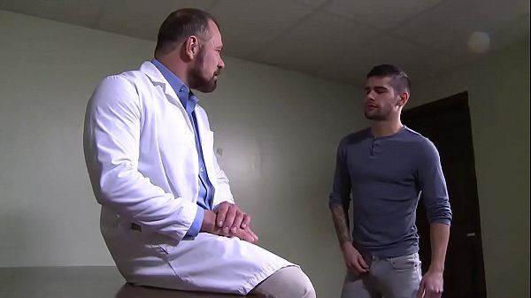 Sexo gay com o doutor gostosão