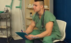 Enfermeiro gay chupando a pica grande do paciente roludo